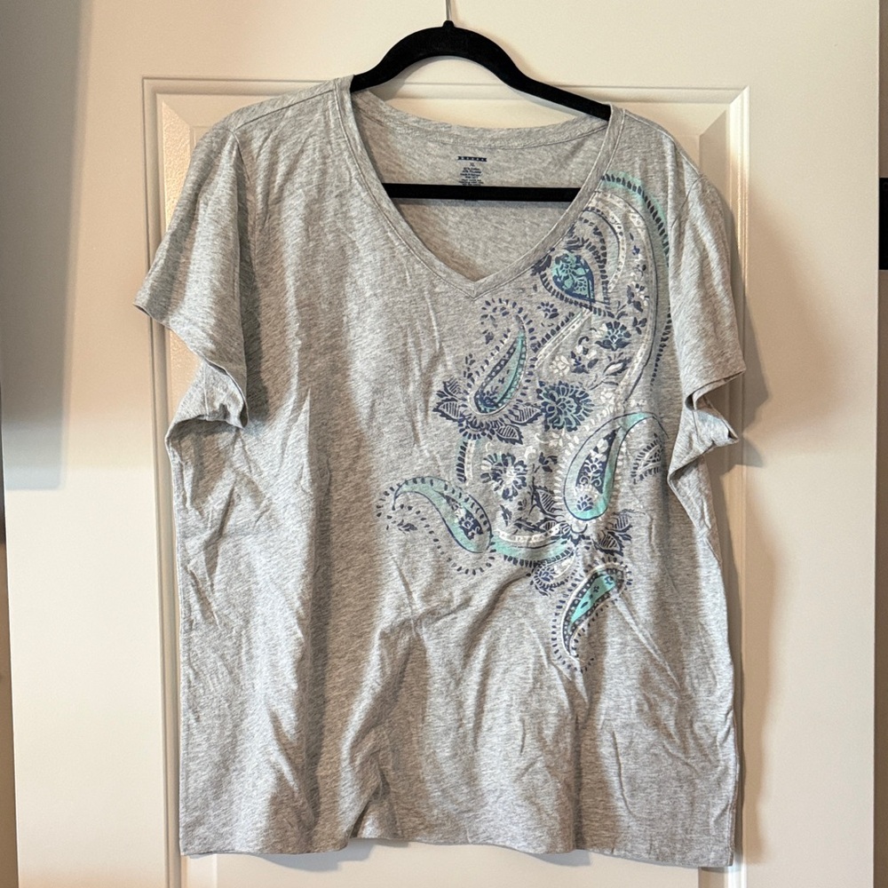 V‑Neck Gray Paisley Print Short Sleeve Top